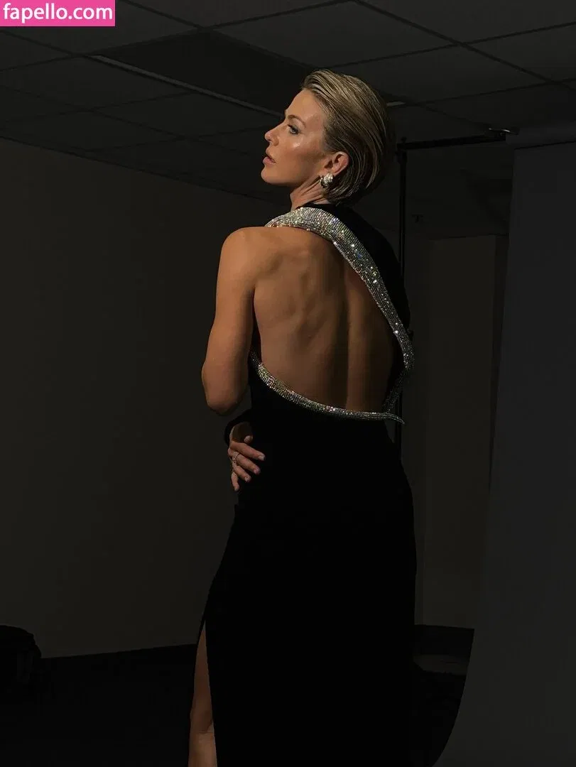 Julianne Hough / juleshough Onlyfans Photo Gallery 