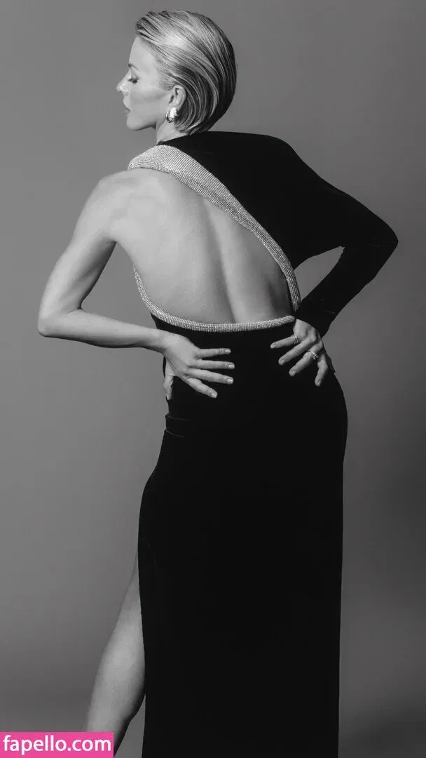 Julianne Hough / juleshough Onlyfans Photo Gallery 