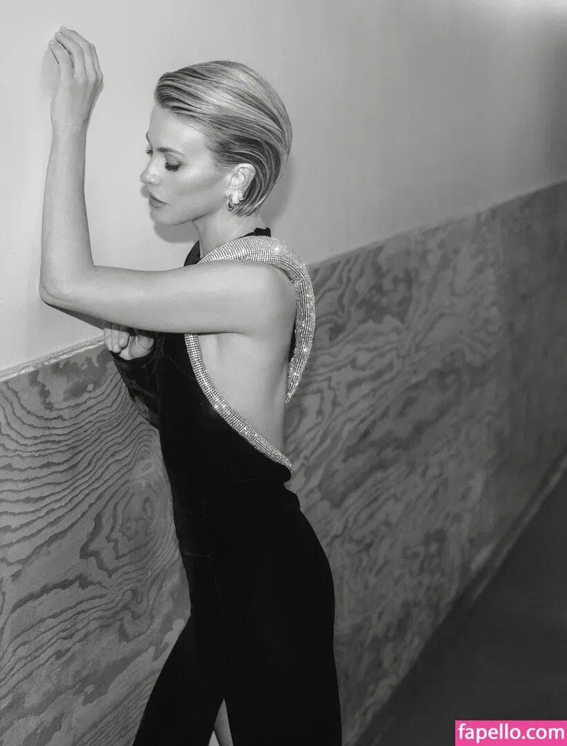 Julianne Hough / juleshough Onlyfans Photo Gallery 