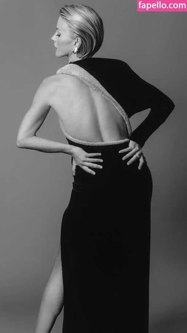 Julianne Hough / juleshough Onlyfans Photo Gallery 