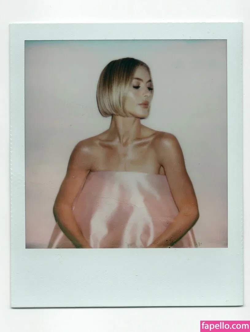 Julianne Hough / juleshough Onlyfans Photo Gallery 