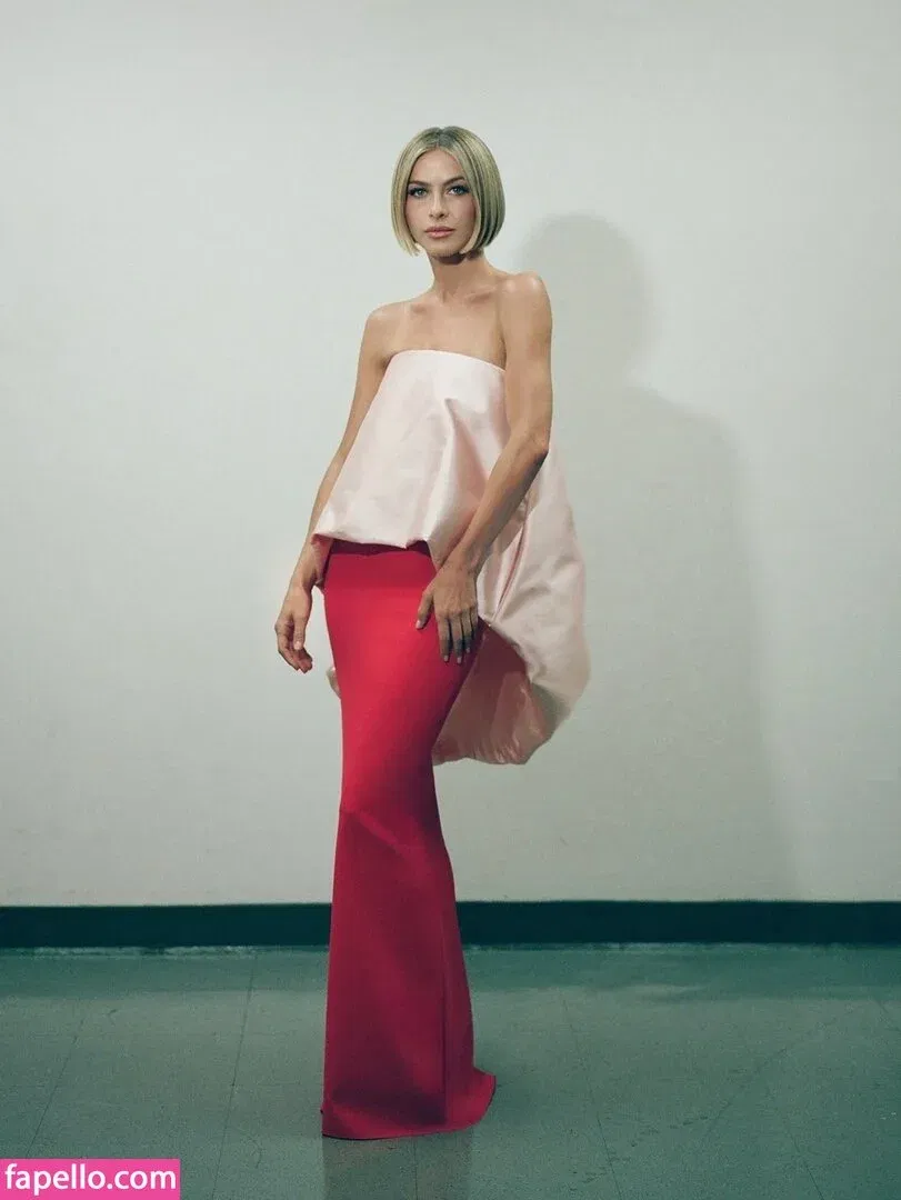 Julianne Hough / juleshough Onlyfans Photo Gallery 