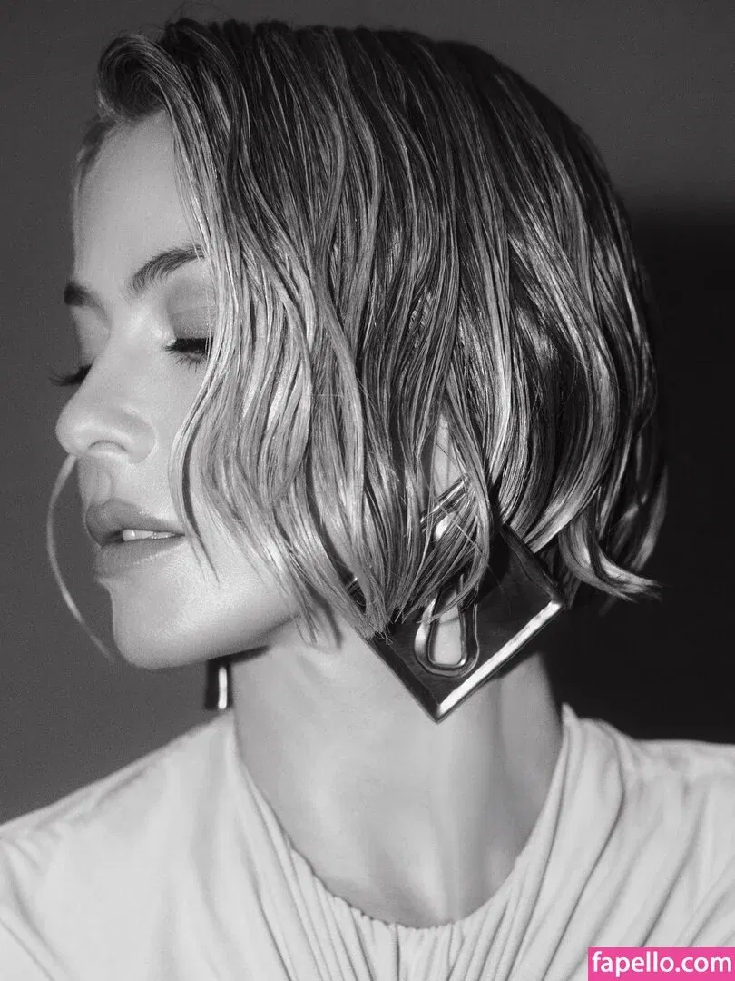 Julianne Hough / juleshough Onlyfans Photo Gallery 