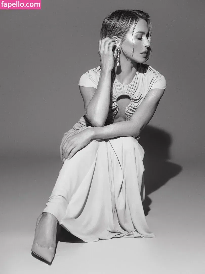 Julianne Hough / juleshough Onlyfans Photo Gallery 