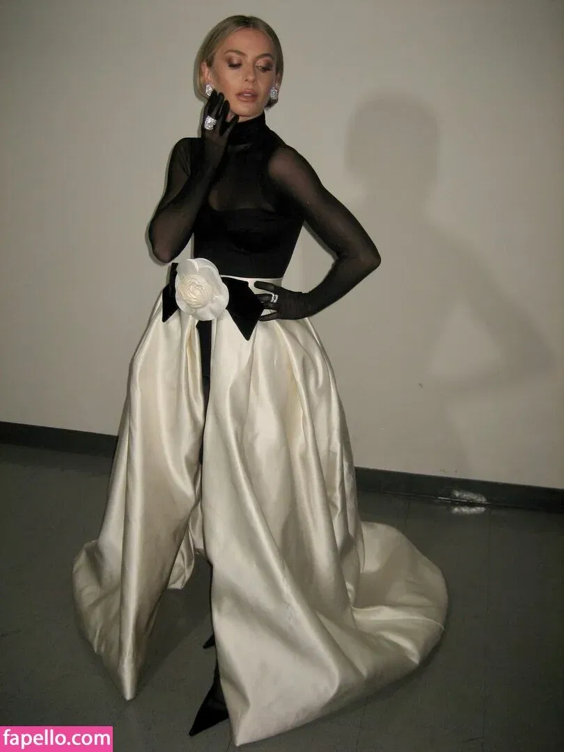 Julianne Hough / juleshough Onlyfans Photo Gallery 