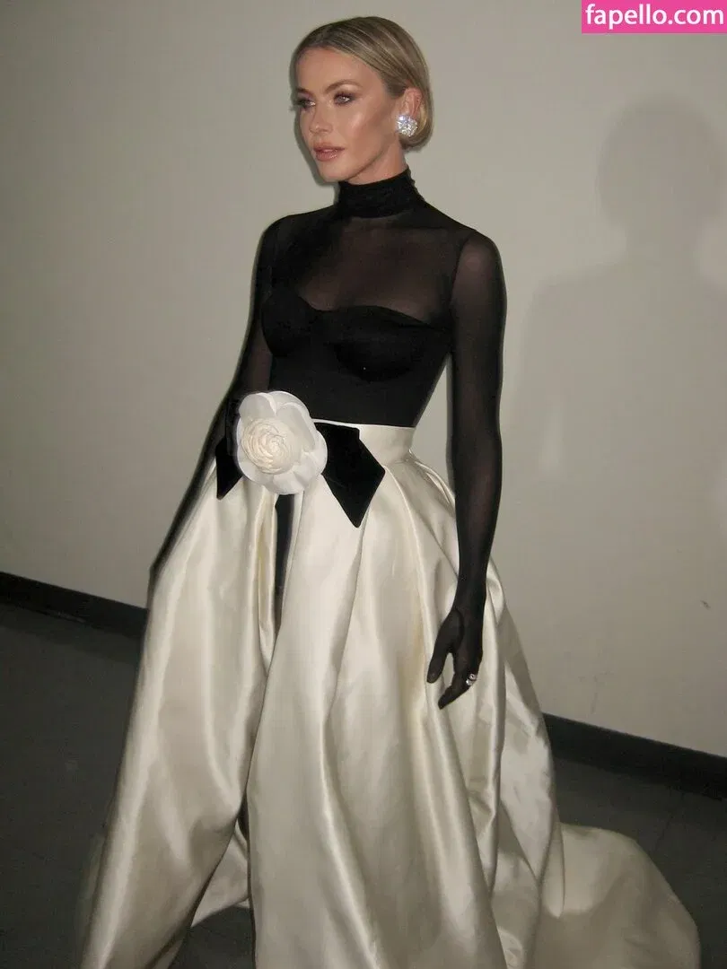 Julianne Hough / juleshough Onlyfans Photo Gallery 