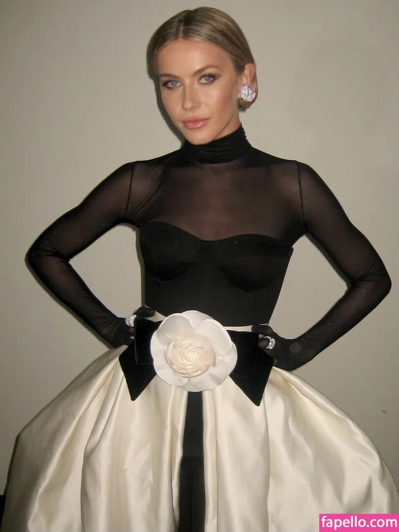 Julianne Hough / juleshough Onlyfans Photo Gallery 