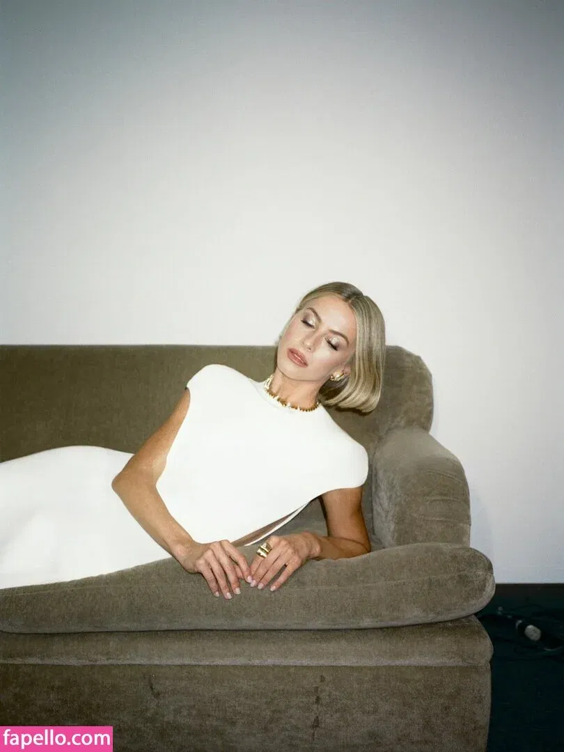 Julianne Hough / juleshough Onlyfans Photo Gallery 