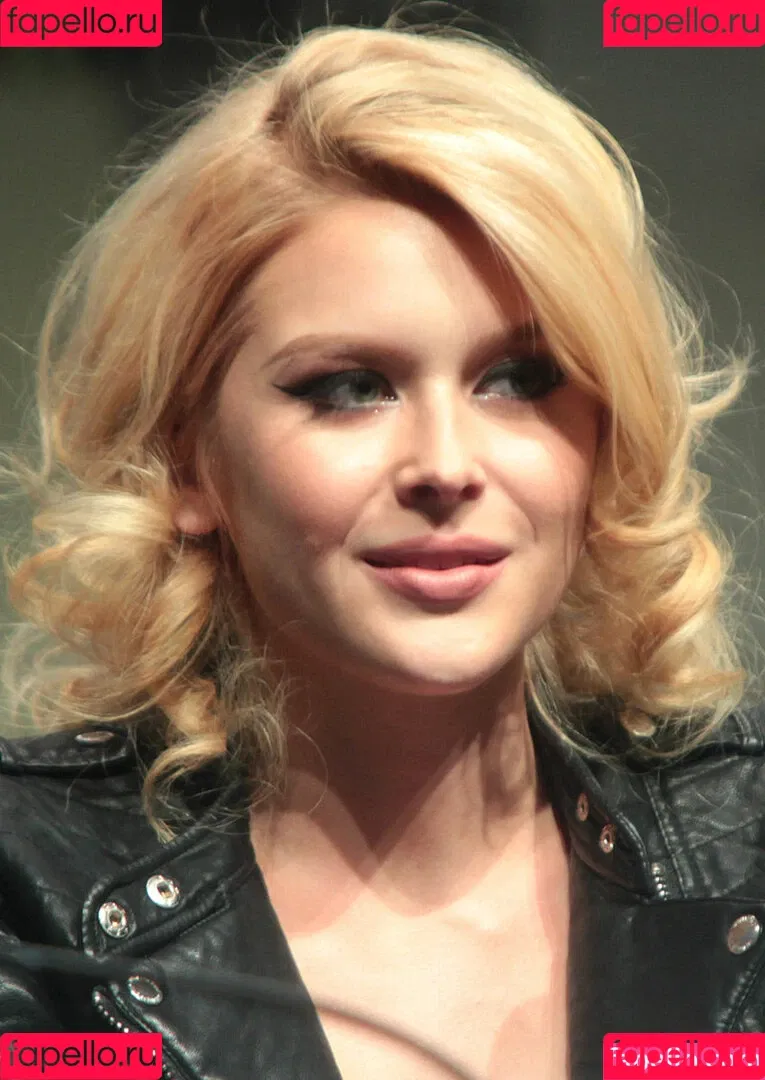 Renee Olstead / xorenee / xoreneeo Onlyfans Photo Gallery 