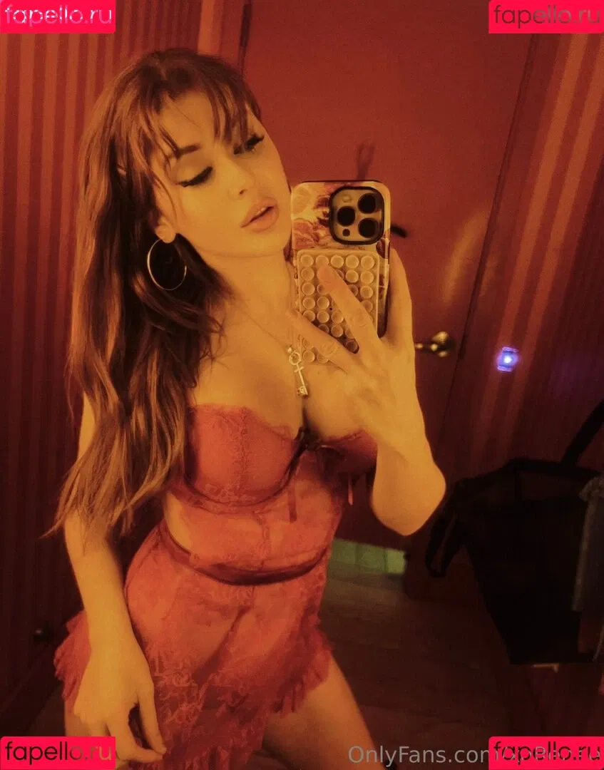 Renee Olstead / xorenee / xoreneeo Onlyfans Photo Gallery 