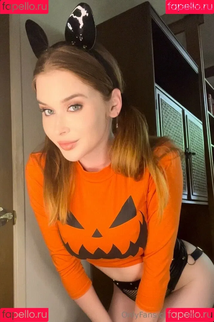 Renee Olstead / xorenee / xoreneeo Onlyfans Photo Gallery 
