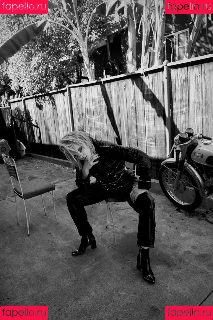 Chloë Grace Moretz / chloegmoretz / https: Onlyfans Photo Gallery 