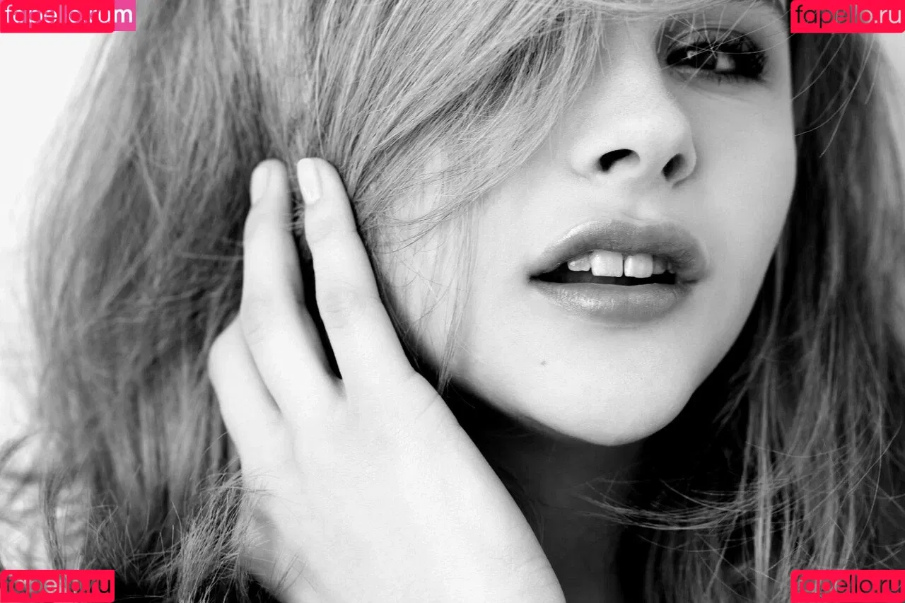 Chloë Grace Moretz / chloegmoretz / https: Onlyfans Photo Gallery 