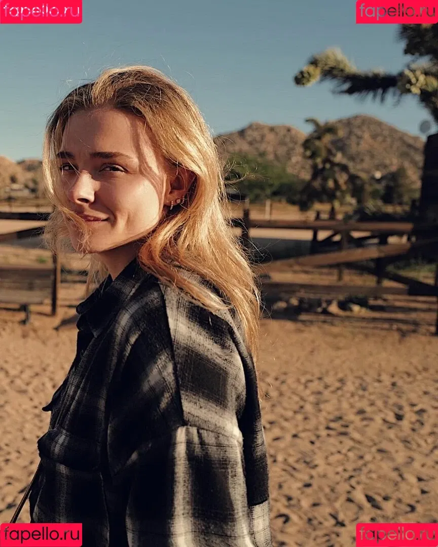 Chloë Grace Moretz / chloegmoretz / https: Onlyfans Photo Gallery 