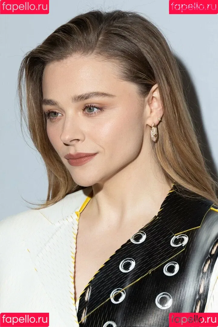 Chloë Grace Moretz / chloegmoretz / https: Onlyfans Photo Gallery 