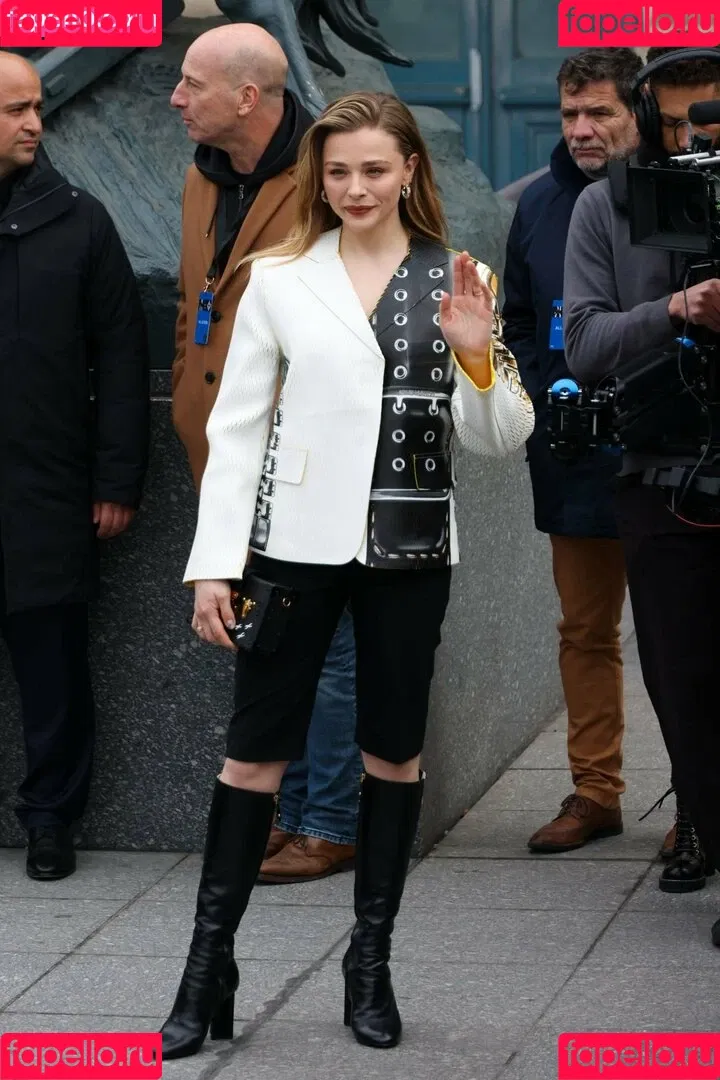 Chloë Grace Moretz / chloegmoretz / https: Onlyfans Photo Gallery 