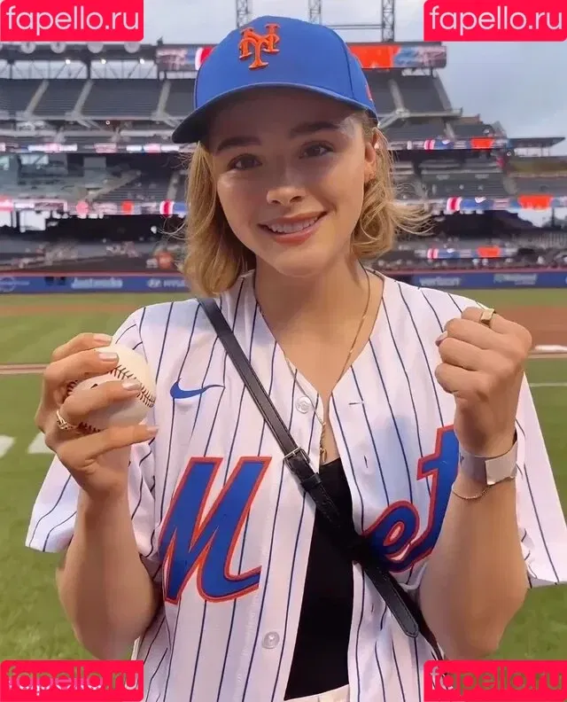 Chloë Grace Moretz / chloegmoretz / https: Onlyfans Photo Gallery 