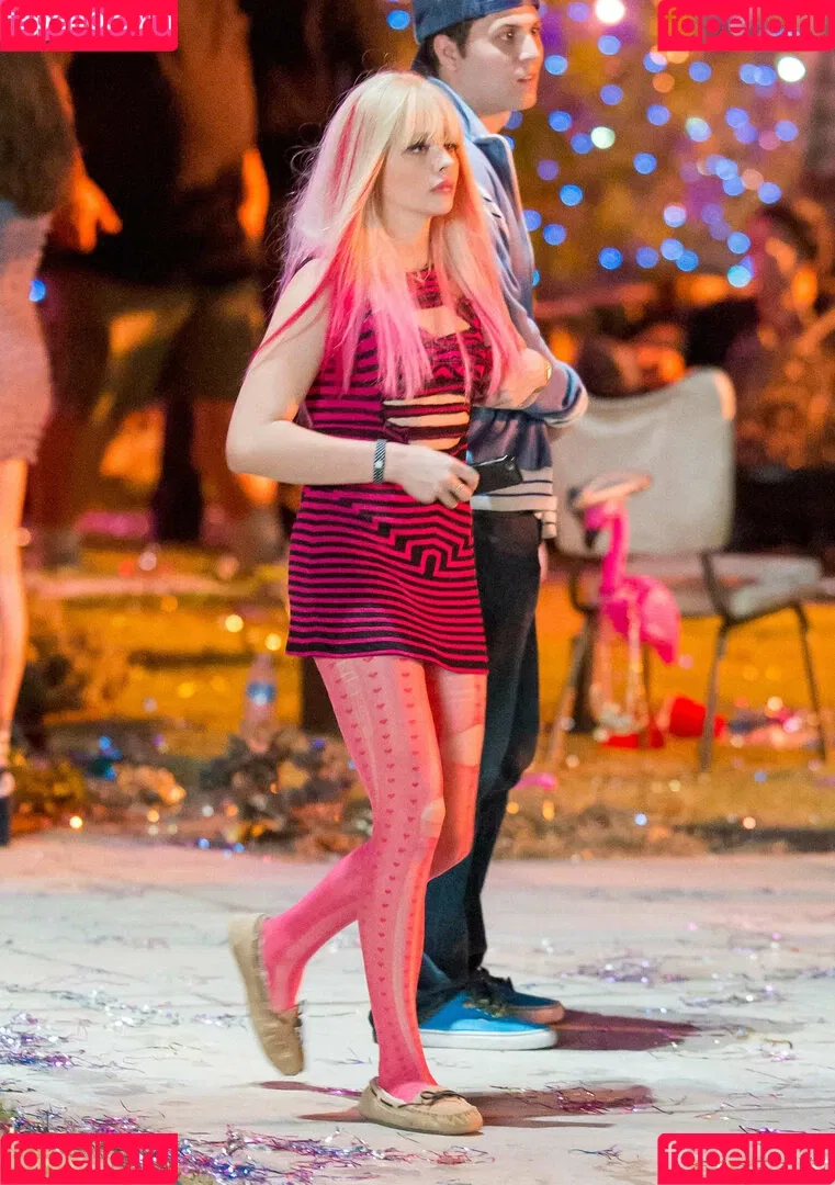 Chloë Grace Moretz / chloegmoretz / https: Onlyfans Photo Gallery 