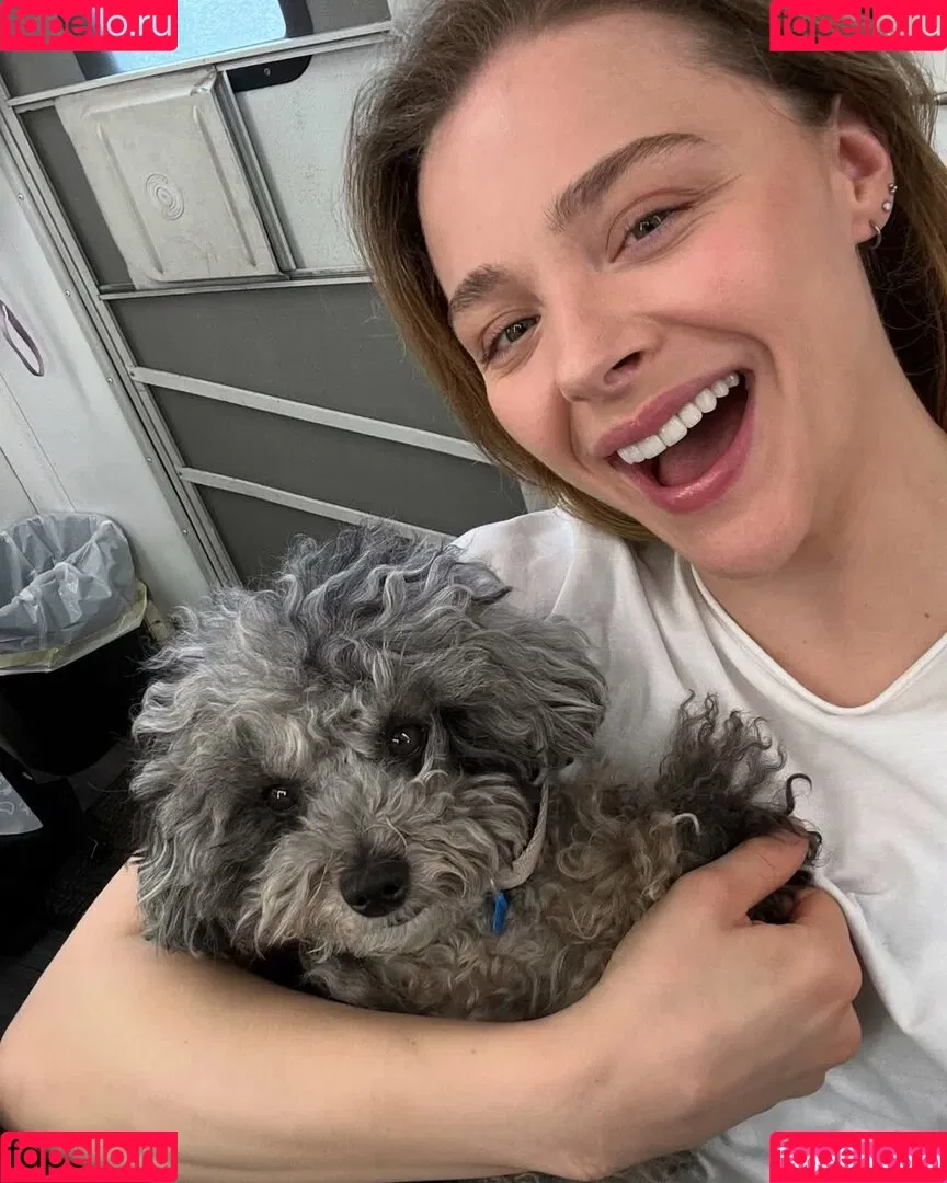 Chloë Grace Moretz / chloegmoretz / https: Onlyfans Photo Gallery 