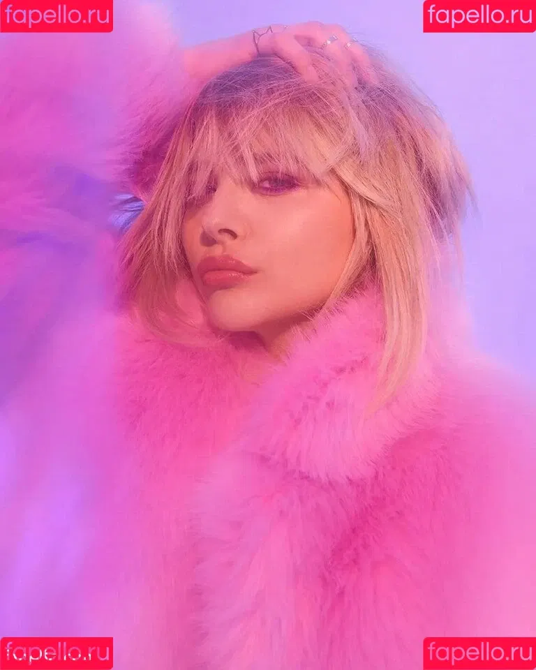 Chloë Grace Moretz / chloegmoretz / https: Onlyfans Photo Gallery 