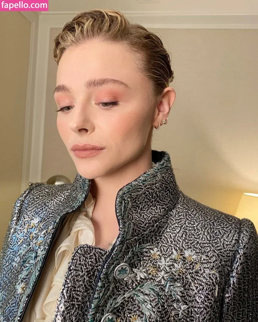 Chloë Grace Moretz / chloegmoretz / https: Onlyfans Photo Gallery 