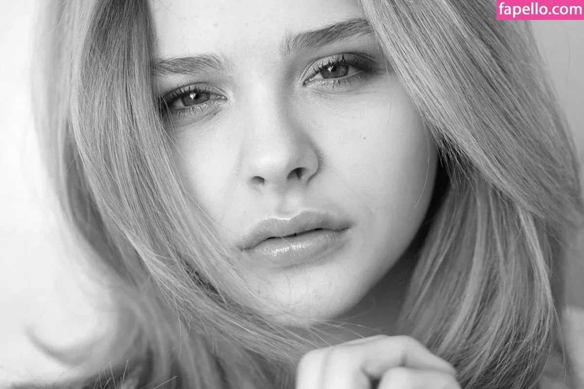 Chloë Grace Moretz / chloegmoretz / https: Onlyfans Photo Gallery 