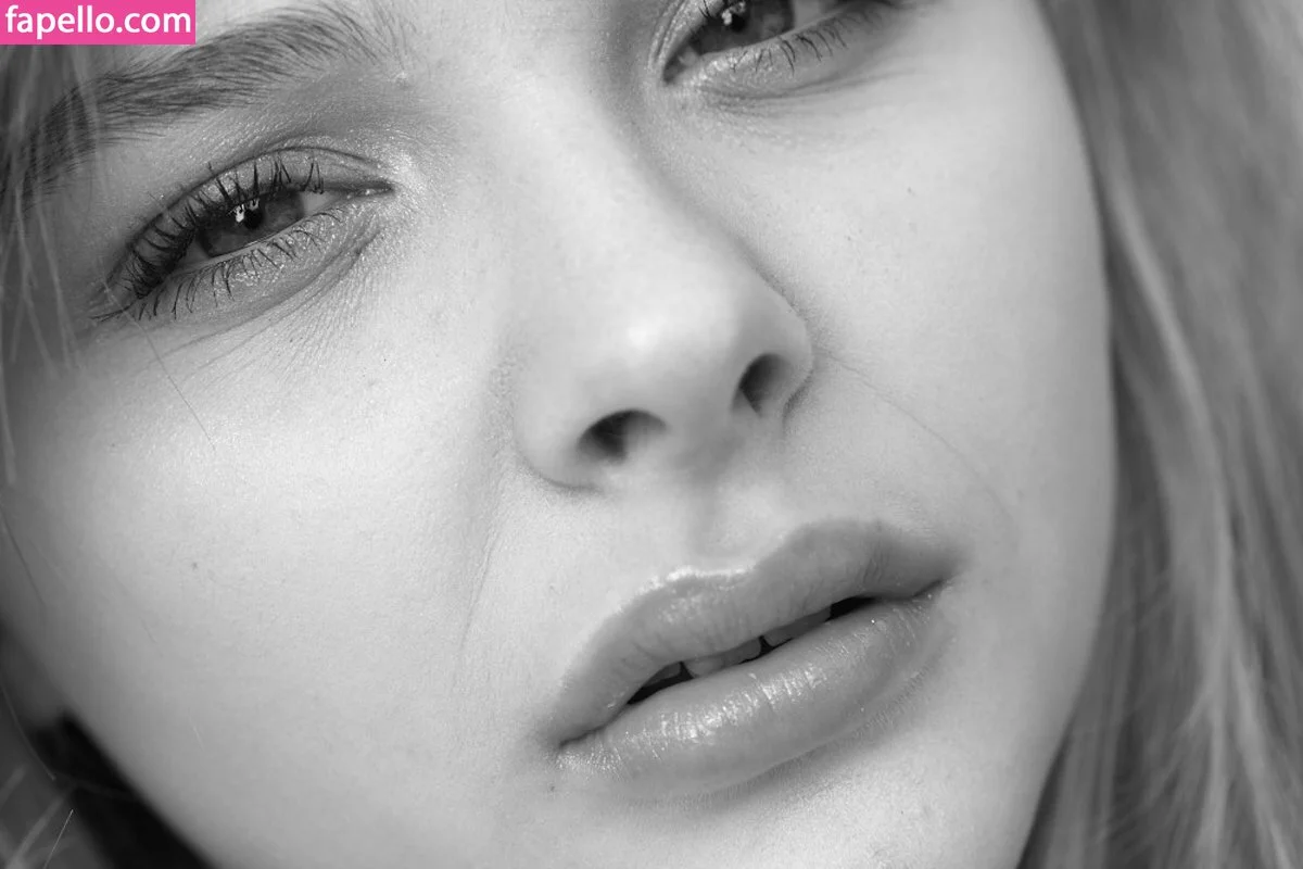 Chloë Grace Moretz / chloegmoretz / https: Onlyfans Photo Gallery 