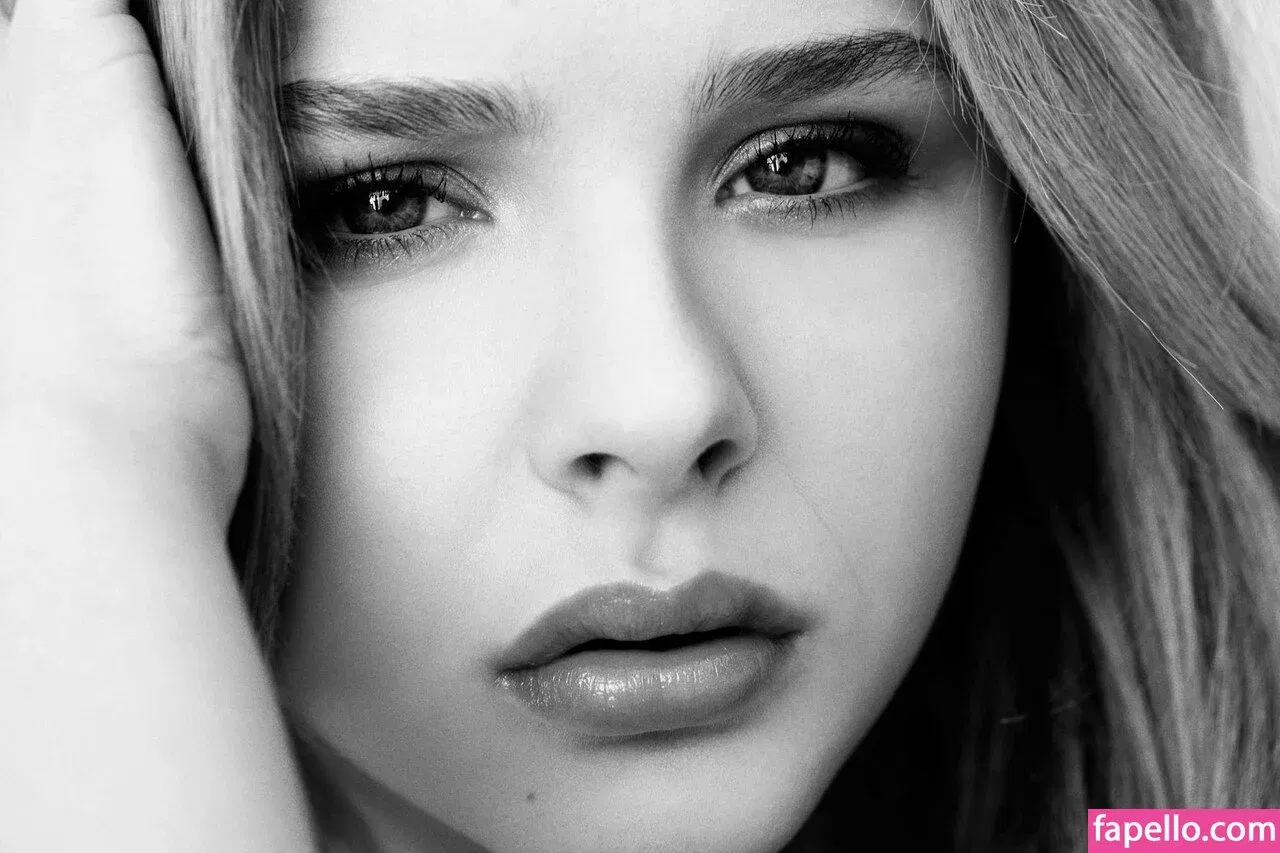 Chloë Grace Moretz / chloegmoretz / https: Onlyfans Photo Gallery 