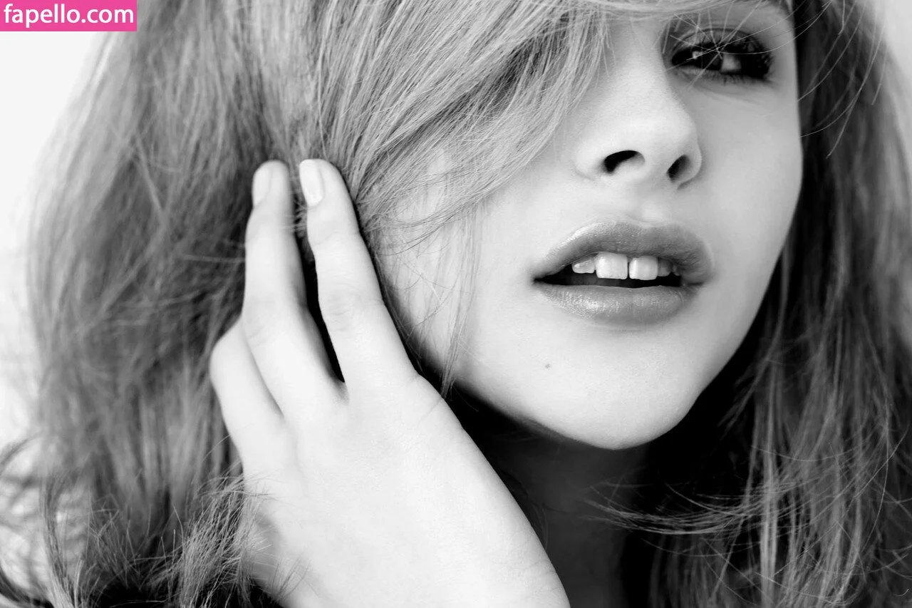 Chloë Grace Moretz / chloegmoretz / https: Onlyfans Photo Gallery 
