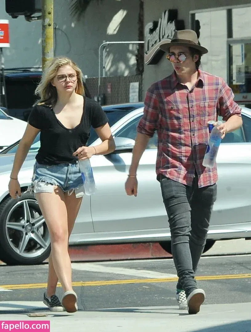 Chloë Grace Moretz / chloegmoretz / https: Onlyfans Photo Gallery 