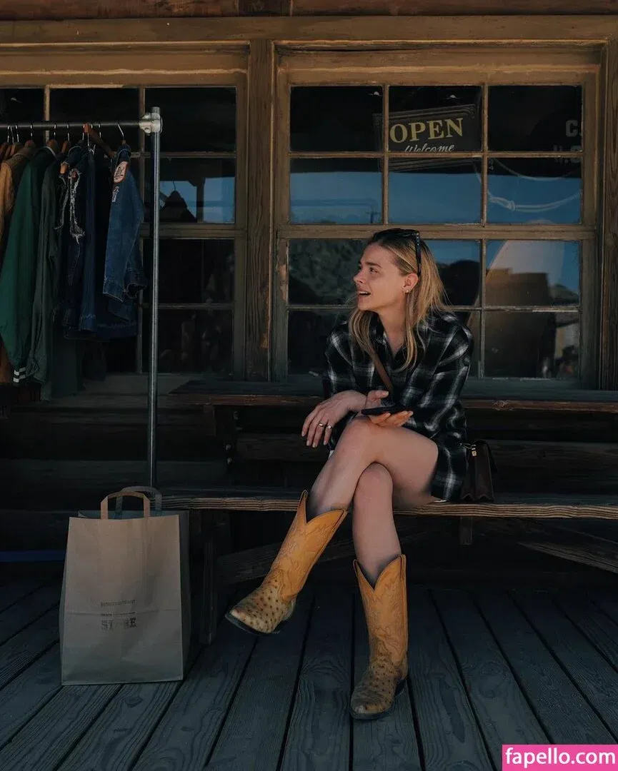 Chloë Grace Moretz / chloegmoretz / https: Onlyfans Photo Gallery 