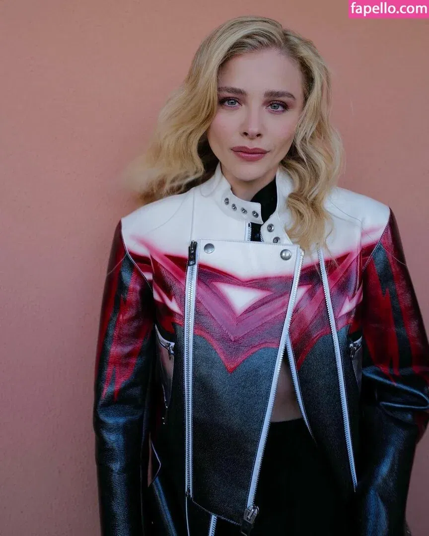 Chloë Grace Moretz / chloegmoretz / https: Onlyfans Photo Gallery 