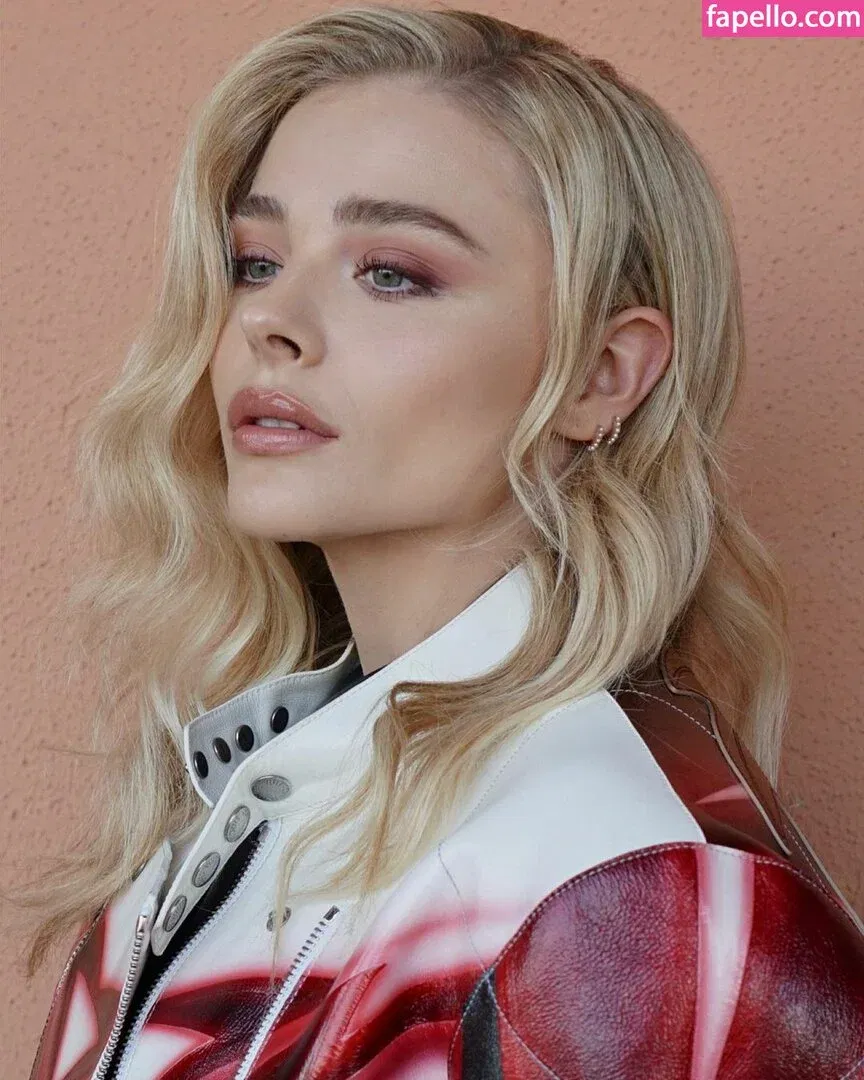 Chloë Grace Moretz / chloegmoretz / https: Onlyfans Photo Gallery 