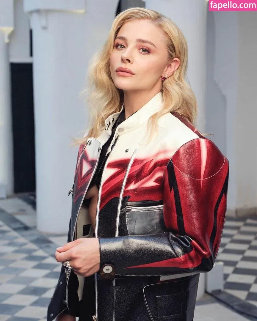 Chloë Grace Moretz / chloegmoretz / https: Onlyfans Photo Gallery 