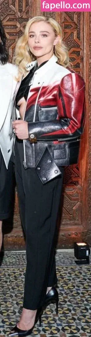 Chloë Grace Moretz / chloegmoretz / https: Onlyfans Photo Gallery 