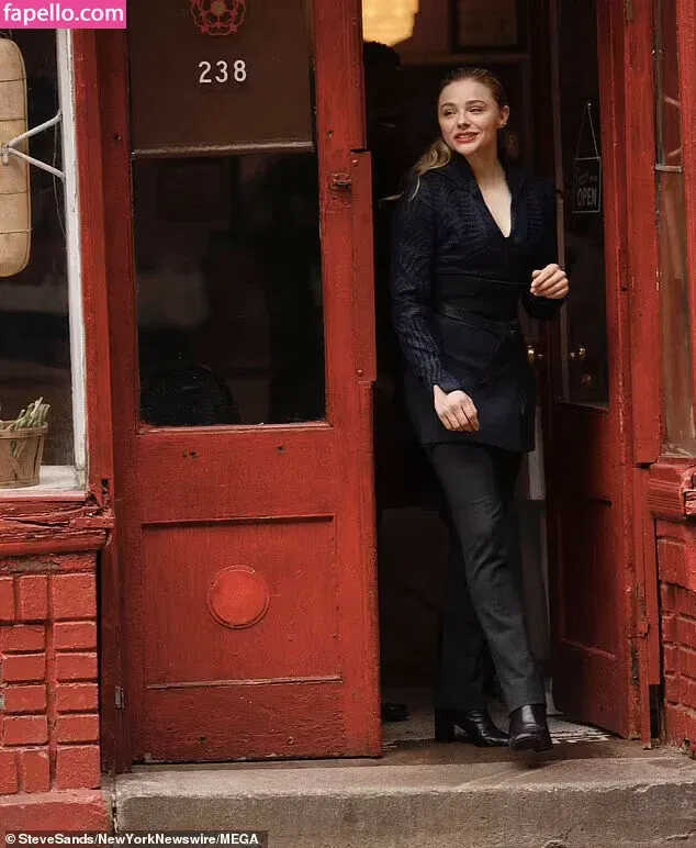 Chloë Grace Moretz / chloegmoretz / https: Onlyfans Photo Gallery 