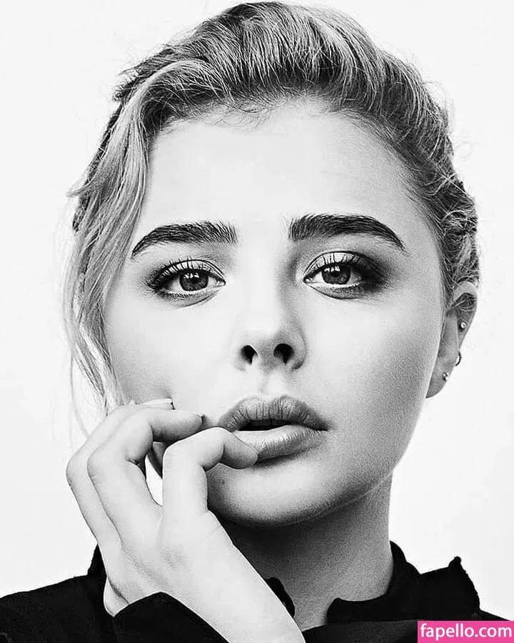 Chloë Grace Moretz / chloegmoretz / https: Onlyfans Photo Gallery 