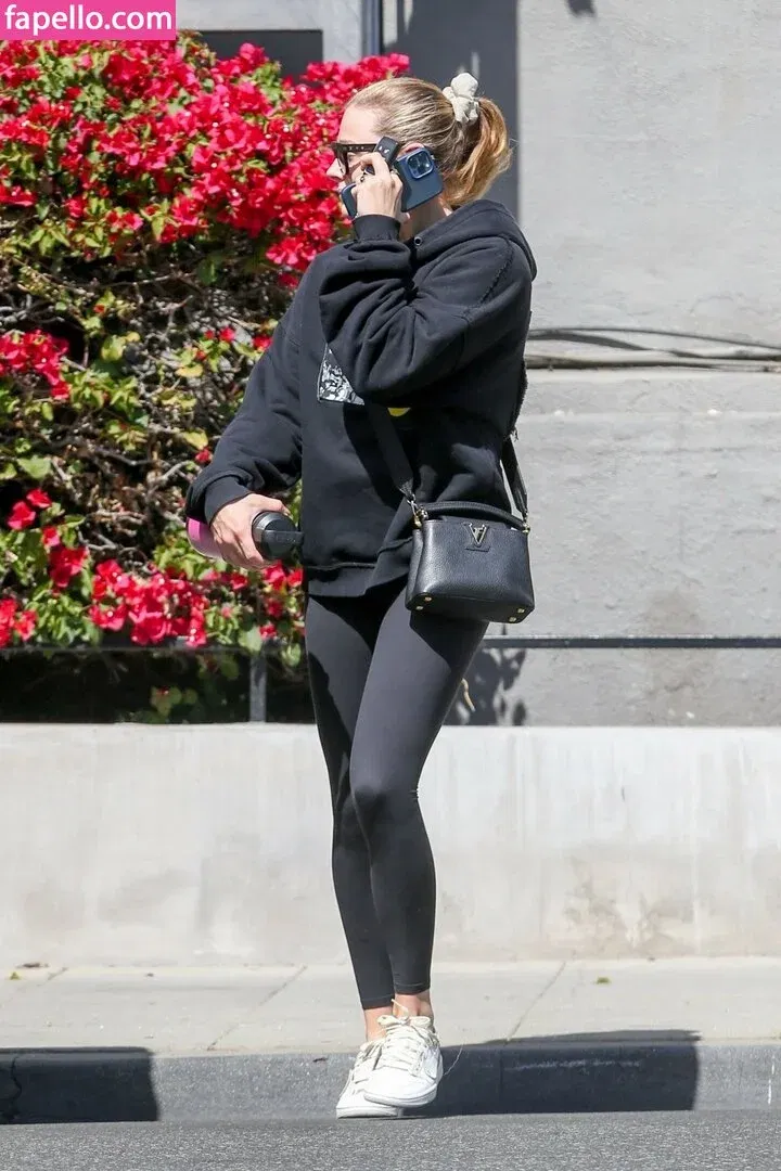 Chloë Grace Moretz / chloegmoretz / https: Onlyfans Photo Gallery 