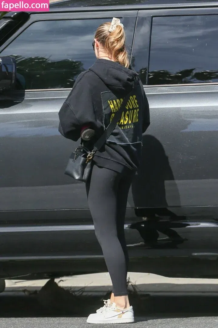 Chloë Grace Moretz / chloegmoretz / https: Onlyfans Photo Gallery 