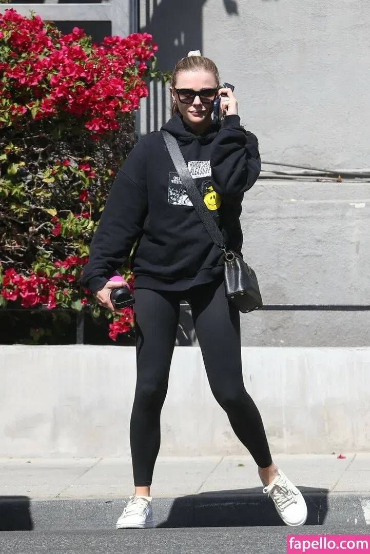 Chloë Grace Moretz / chloegmoretz / https: Onlyfans Photo Gallery 