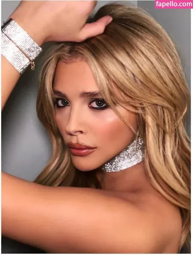 Chloë Grace Moretz / chloegmoretz / https: Onlyfans Photo Gallery 