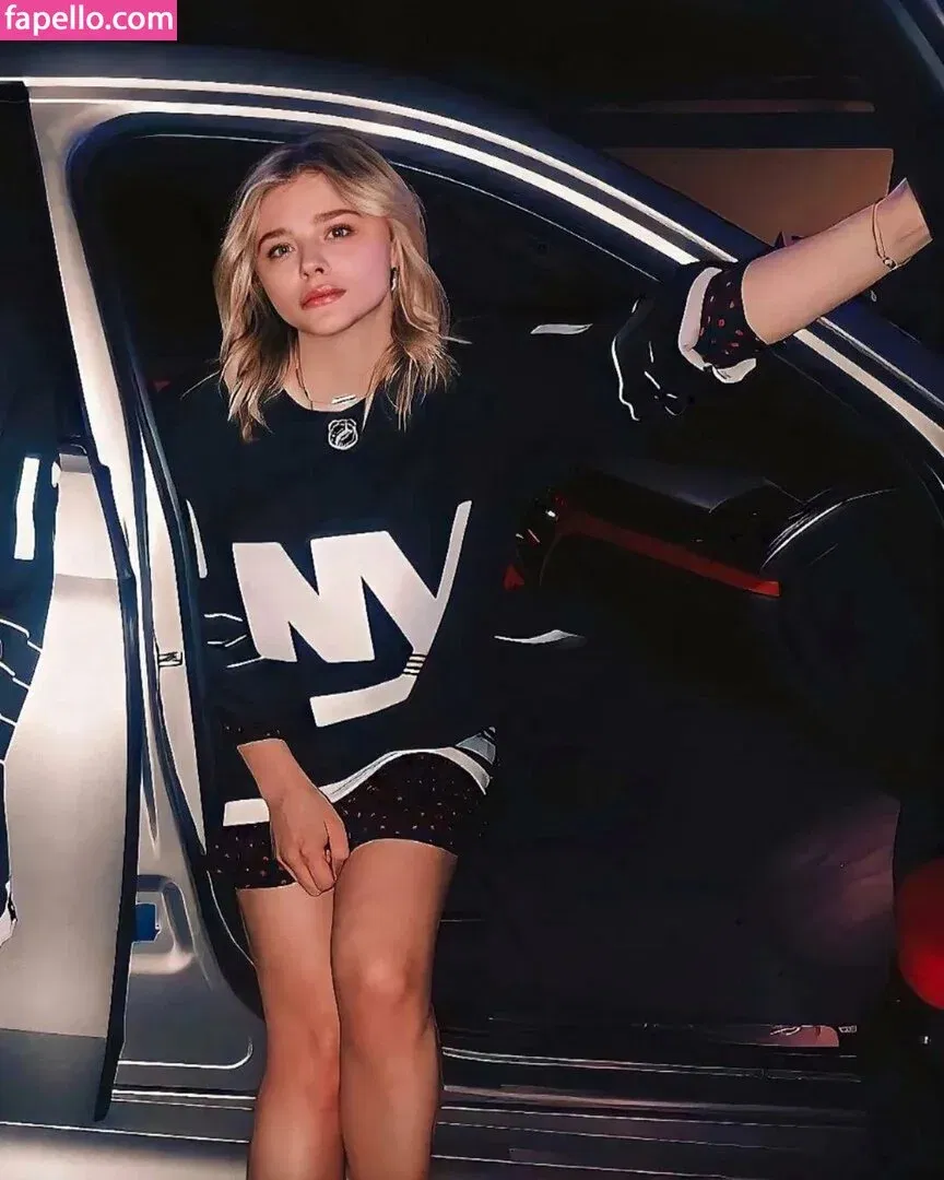Chloë Grace Moretz / chloegmoretz / https: Onlyfans Photo Gallery 