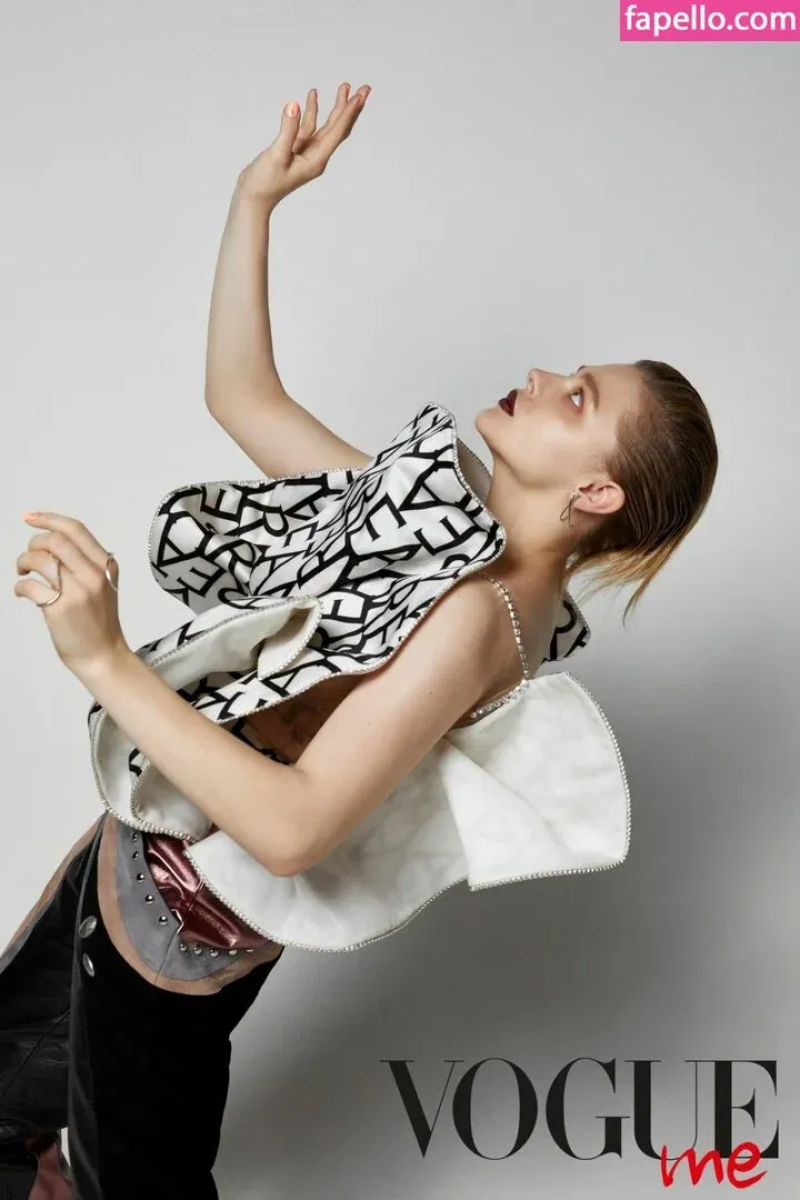 Chloë Grace Moretz / chloegmoretz / https: Onlyfans Photo Gallery 