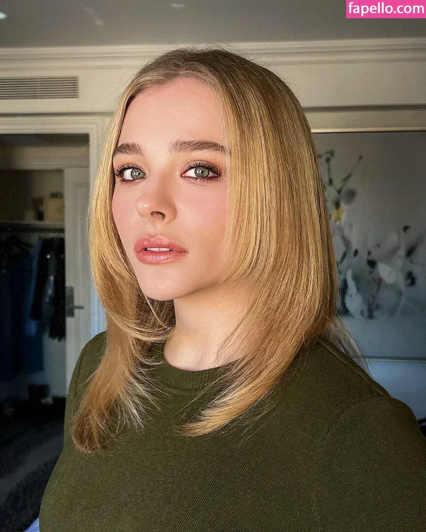 Chloë Grace Moretz / chloegmoretz / https: Onlyfans Photo Gallery 