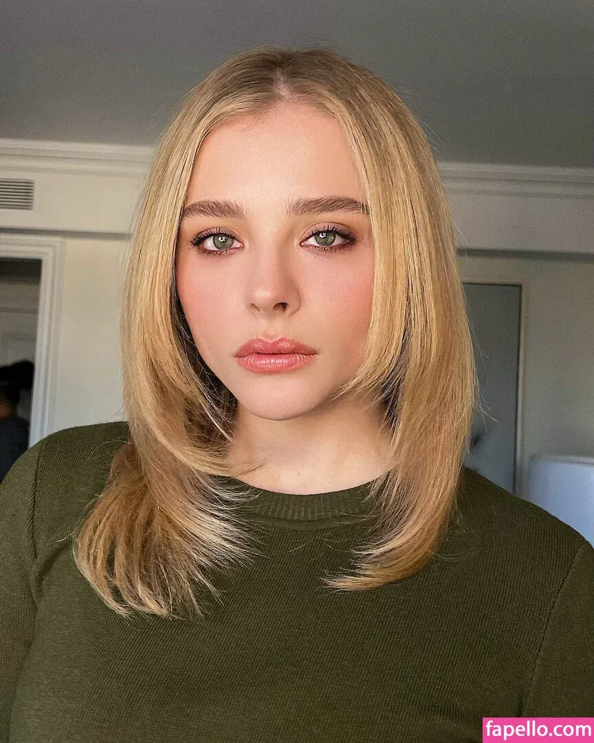 Chloë Grace Moretz / chloegmoretz / https: Onlyfans Photo Gallery 