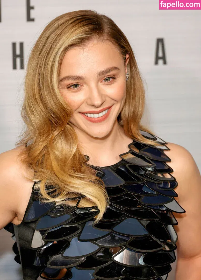 Chloë Grace Moretz / chloegmoretz / https: Onlyfans Photo Gallery 
