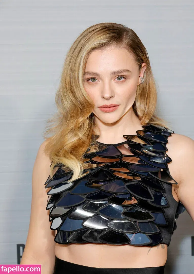 Chloë Grace Moretz / chloegmoretz / https: Onlyfans Photo Gallery 