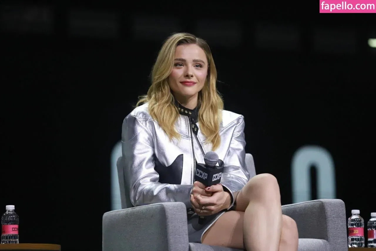 Chloë Grace Moretz / chloegmoretz / https: Onlyfans Photo Gallery 