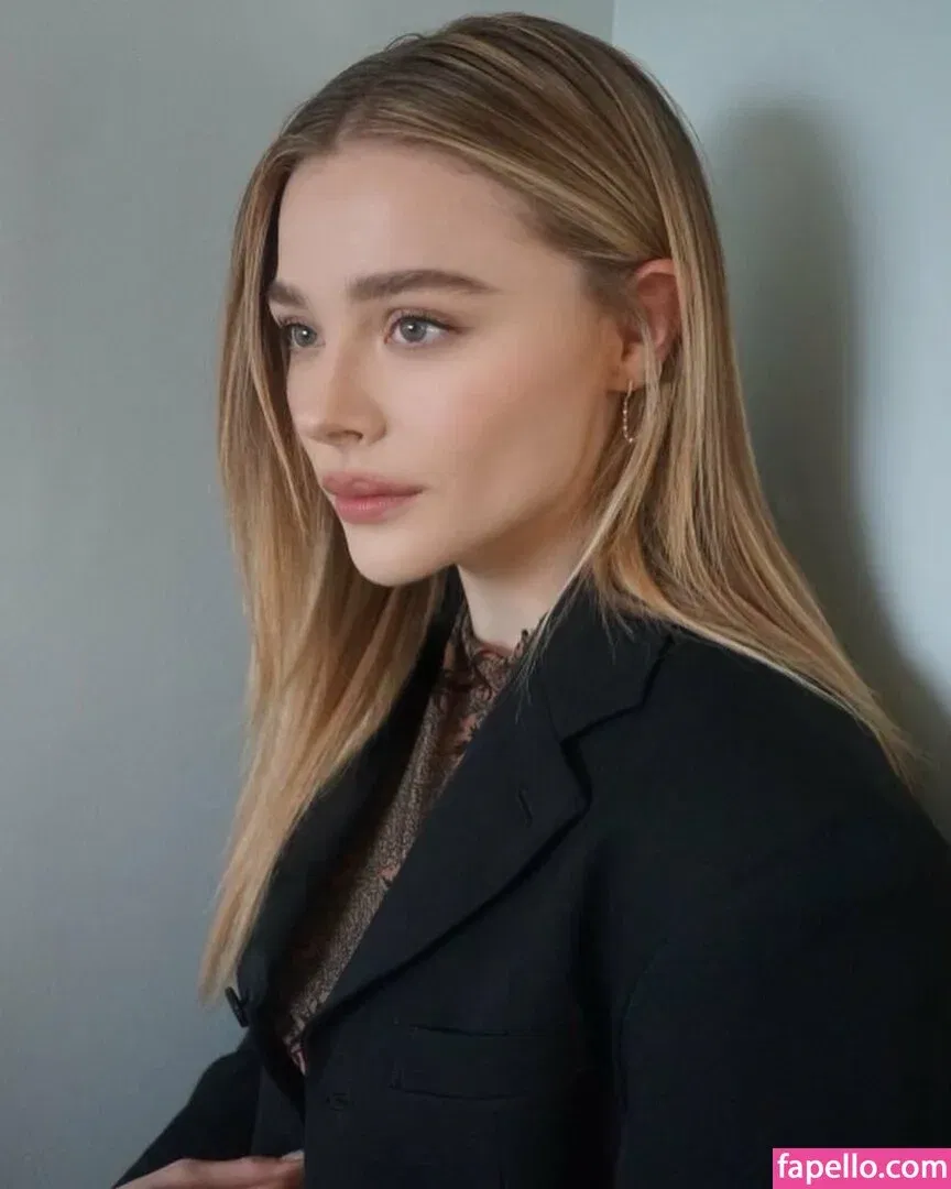 Chloë Grace Moretz / chloegmoretz / https: Onlyfans Photo Gallery 