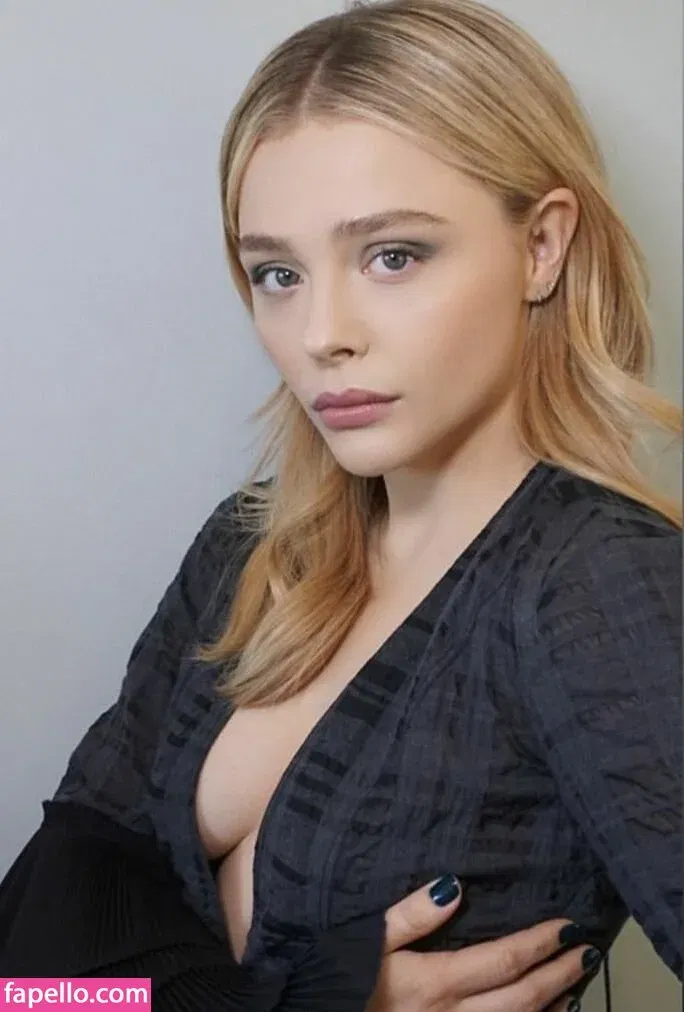 Chloë Grace Moretz / chloegmoretz / https: Onlyfans Photo Gallery 